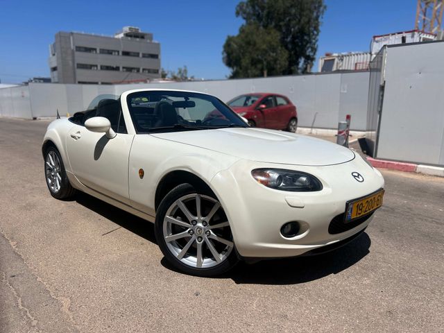 מודעת רכב מאזדה MX-5