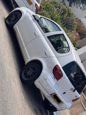 טויוטה יאריס
