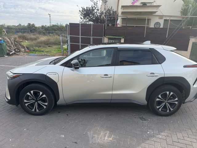 טויוטה bZ4X