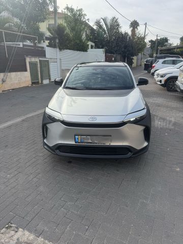 טויוטה bZ4X