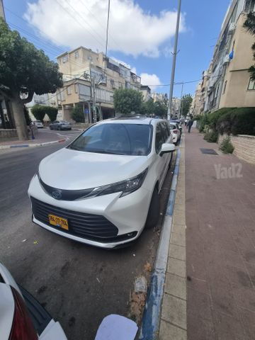 סיינה 4X2 XLE היברידי אוט׳ מיניוואן / MPV 8 מק 5 דל 2.5 (189 כ״ס)