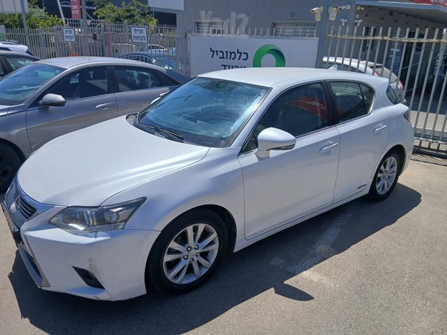 CT Luxury 200h היברידי אוט׳ 1.8 (99 כ״ס)