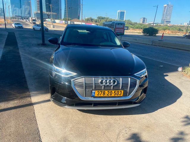 מודעת רכב אאודי E-tron