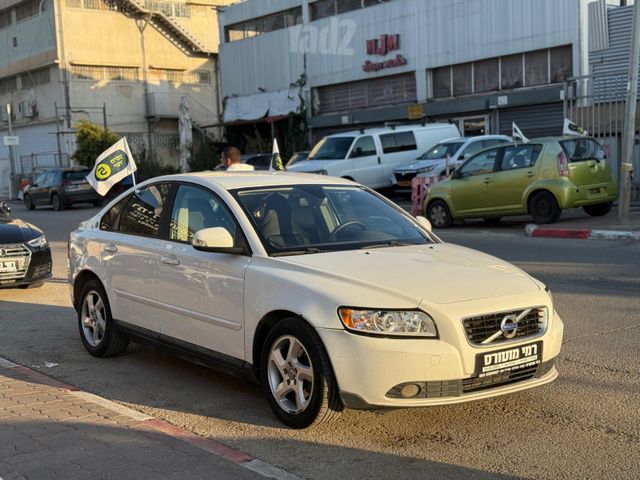 וולוו S40