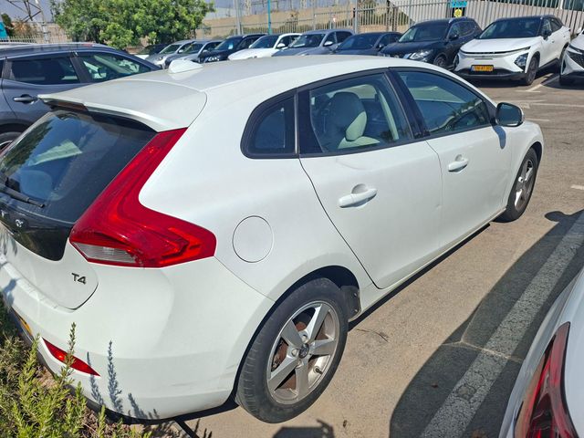 וולוו V40