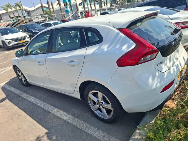 וולוו V40