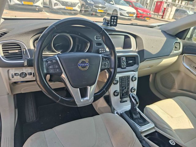 V40 Kinetic Plus אוט׳ 1.6 (180 כ״ס)