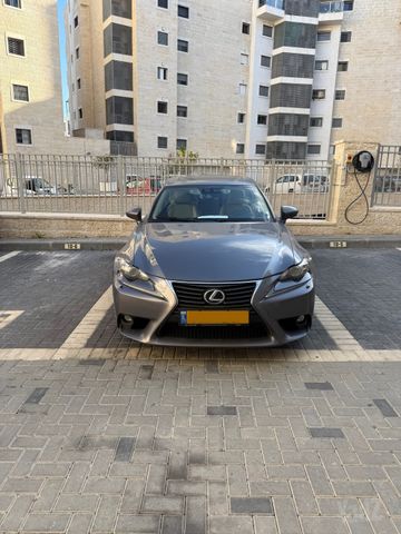 לקסוס IS