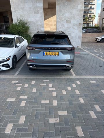 ג'אקו J8