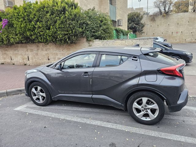 מודעת רכב טויוטה C-HR