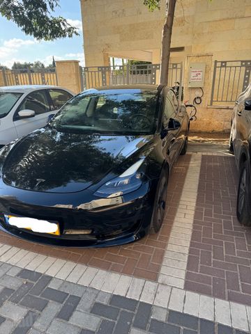 מודעת רכב טסלה מודל 3