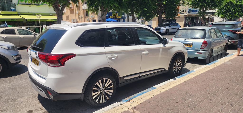 מיצובישי אאוטלנדר