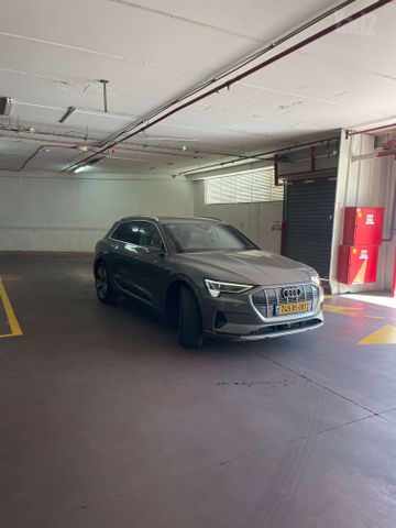 מודעת רכב אאודי E-tron