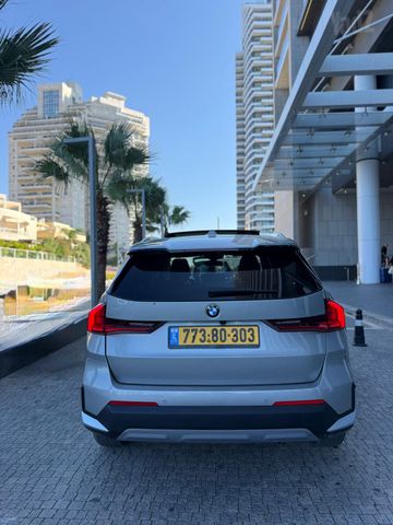 ב מ וו X1