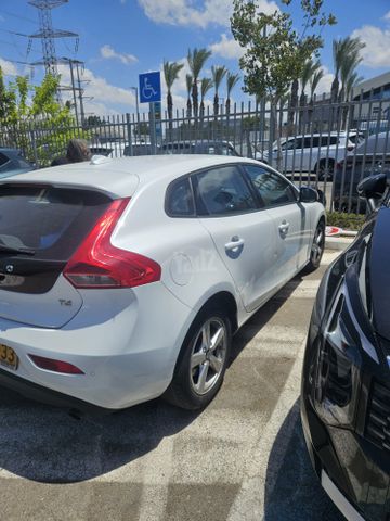 וולוו V40