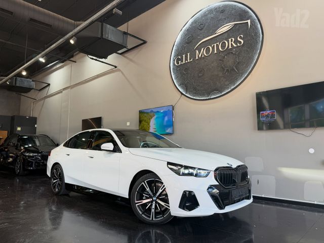 סדרה 5 4X2 M-Expressive 530e פלאג-אין אוט׳ 2.0 (190 כ״ס)