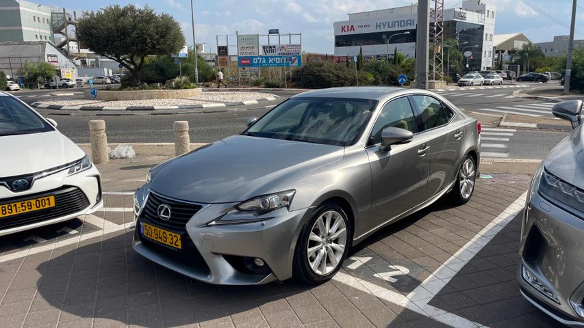 לקסוס IS