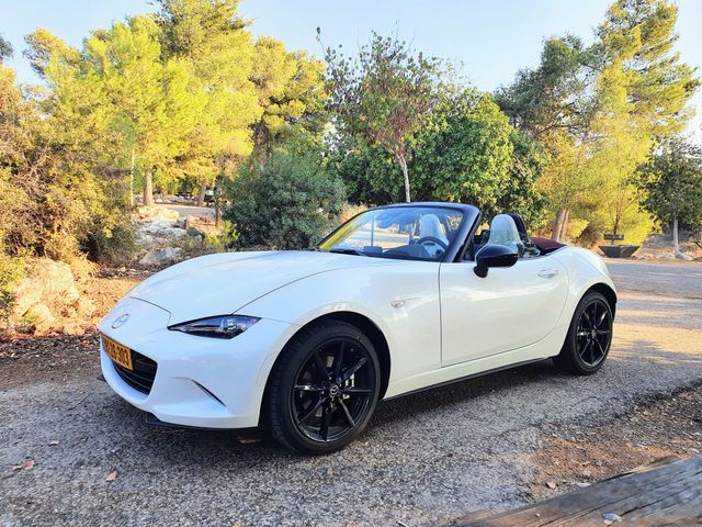 מודעת רכב מאזדה MX-5
