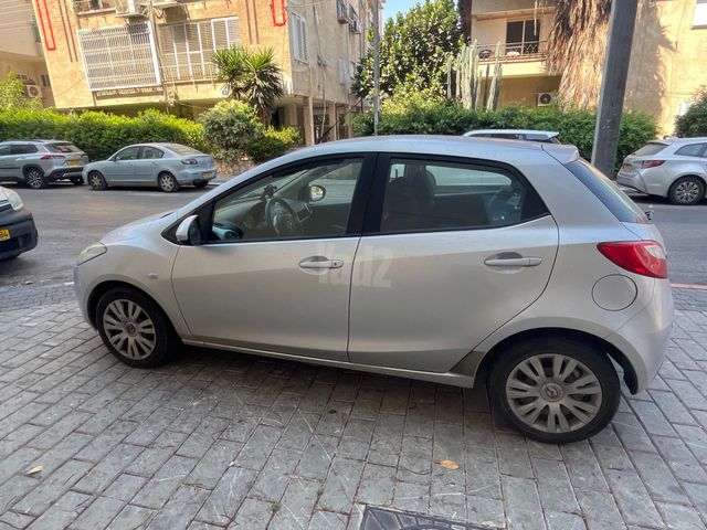 מודעת רכב מאזדה 2