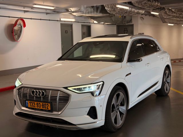 מודעת רכב אאודי E-tron