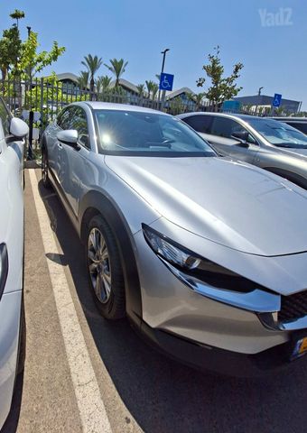 מודעת רכב מאזדה CX-30