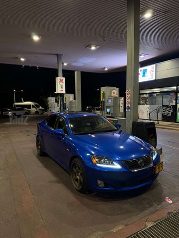 לקסוס IS