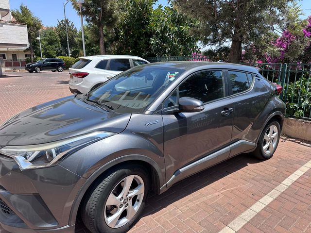 מודעת רכב טויוטה C-HR