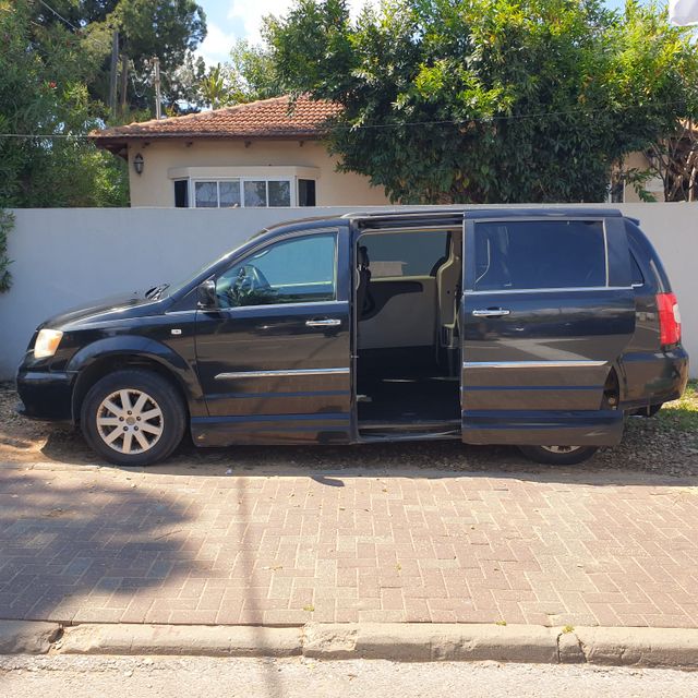 גראנד וויאג'ר 4X2 Touring אוט׳ מיניוואן / MPV 5 מק 3.6 (279 כ״ס)