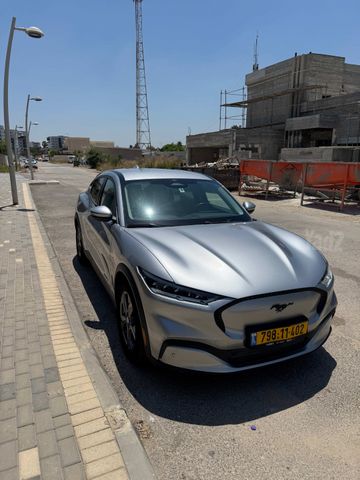 מודעת רכב פורד מוסטנג Mach-E
