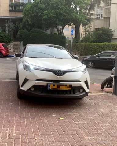C-HR Chic היברידי אוט׳ 1.8 (98 כ״ס)