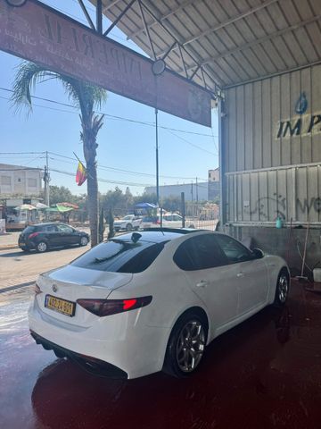 אלפא רומיאו ג'וליה
