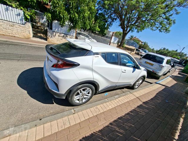 מודעת רכב טויוטה C-HR
