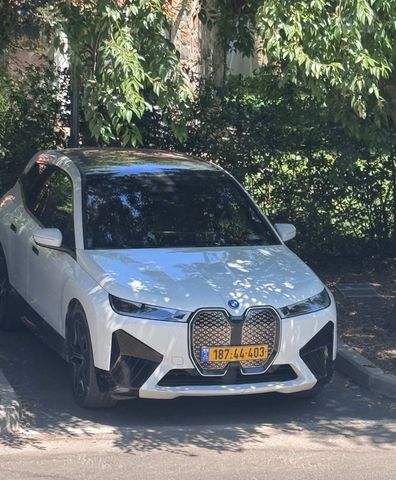 ב מ וו iX