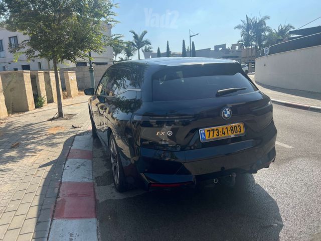 ב מ וו iX