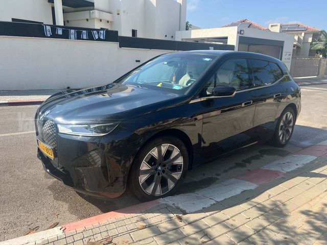ב מ וו iX