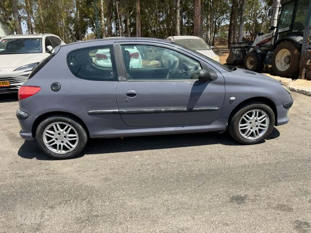 פיג'ו 206