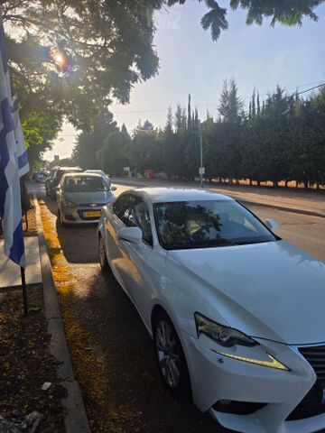לקסוס IS