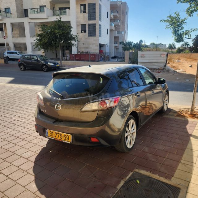 מודעת רכב מאזדה 3