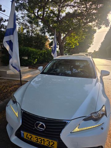 לקסוס IS