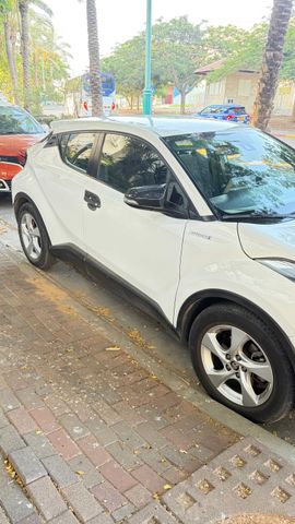 מודעת רכב טויוטה C-HR