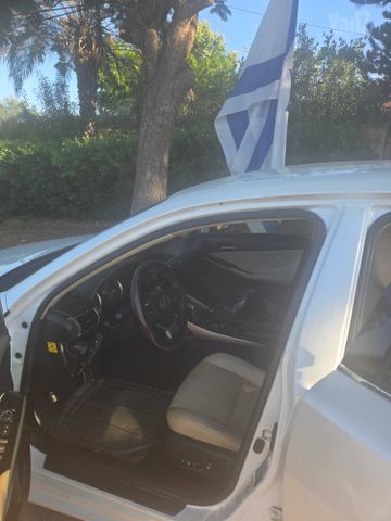 לקסוס IS