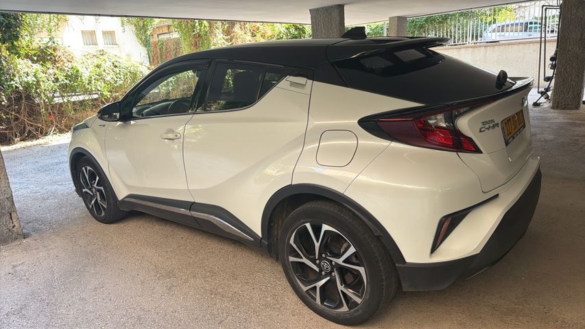 מודעת רכב טויוטה C-HR
