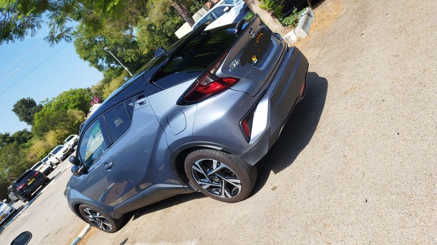 מודעת רכב טויוטה C-HR