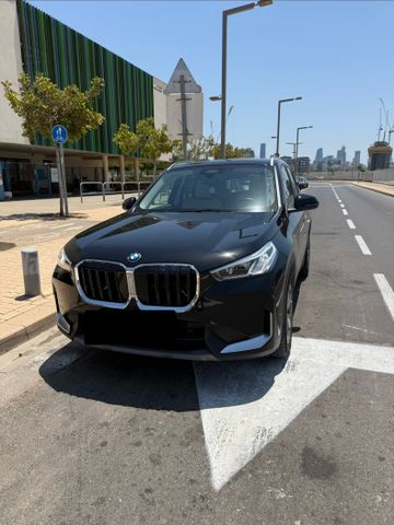 ב מ וו X1