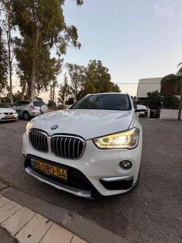 ב מ וו X1