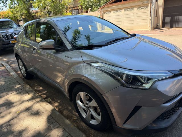 מודעת רכב טויוטה C-HR
