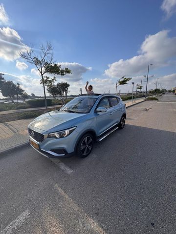 אם ג'י ZS