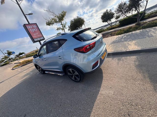 אם ג'י ZS
