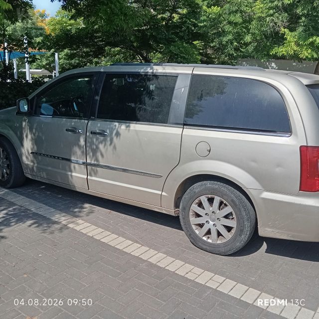 מודעת רכב קרייזלר גראנד וויאג'ר