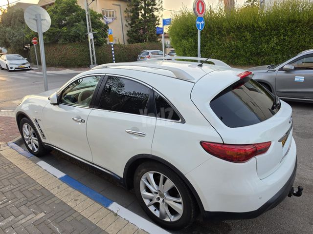 אינפיניטי QX70